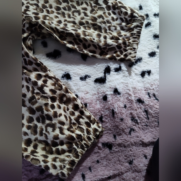 Infant cheetah pant bodysuit - Picture 2 of 4
